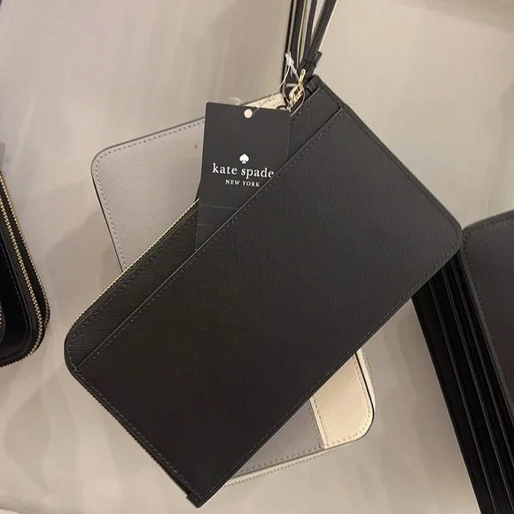 Kate Spade Lucy Medium L-Zip Wristlet
COLOR:
Black (Non Glitter)
NWT - Picture 5 of 16